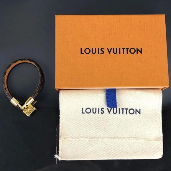 Louis Vuitton luxury bracelet with adorable luggage charm!! - Picture 6 of 11